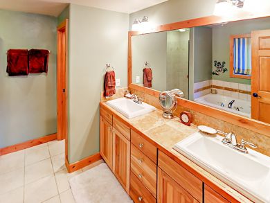 Spacious Five Bedroom - Short Walk to Main Street