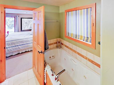 Spacious Five Bedroom - Short Walk to Main Street