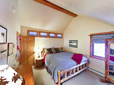 Spacious Five Bedroom - Short Walk to Main Street