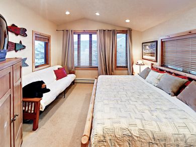 Spacious Five Bedroom - Short Walk to Main Street