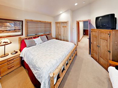 Spacious Five Bedroom - Short Walk to Main Street