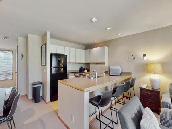 Luxurious 2BR/2BA Condo with Stunning Mountain Views