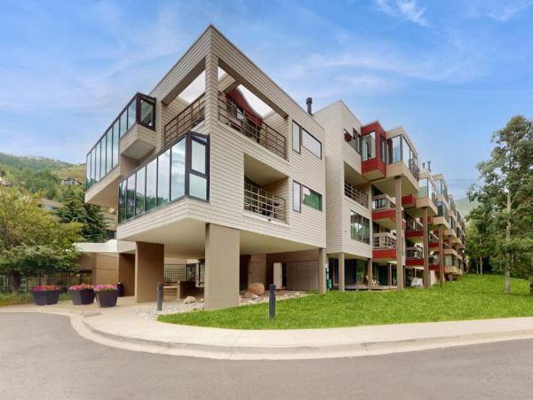 Luxurious 2BR/2BA Condo with Stunning Mountain Views