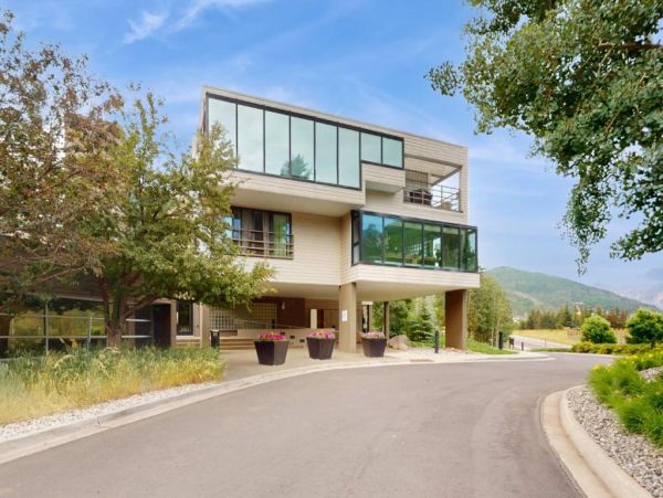 Luxurious 2BR/2BA Condo with Stunning Mountain Views