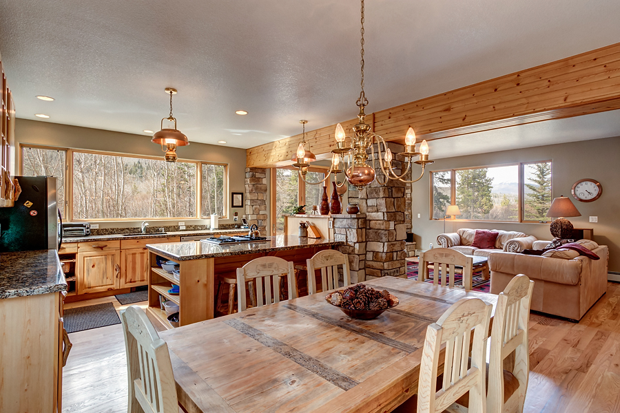 Large Five Bedroom only One Mile to Ski