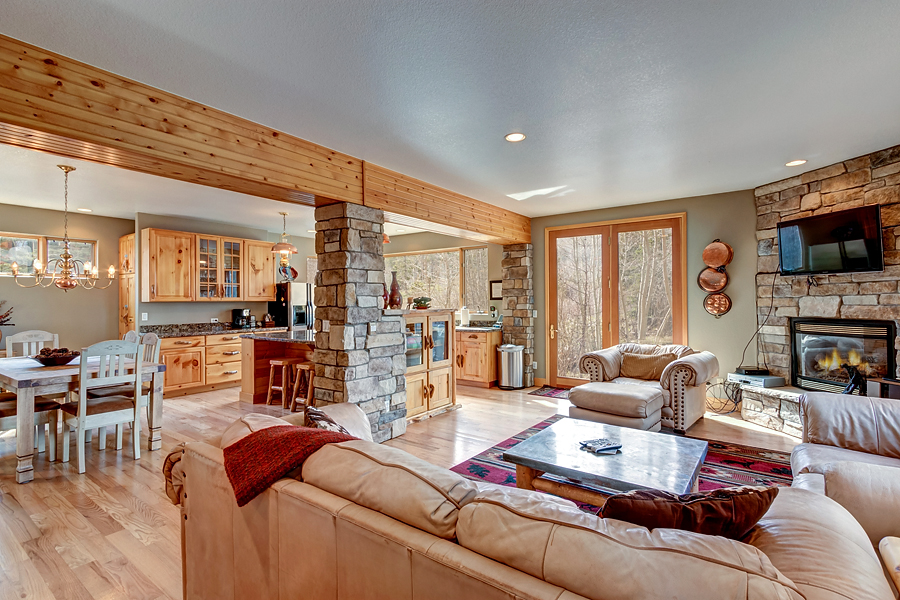 Large Five Bedroom only One Mile to Ski