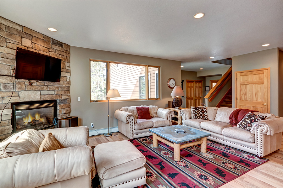Large Five Bedroom only One Mile to Ski