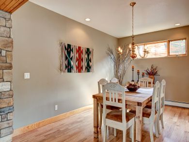 Large Five Bedroom only One Mile to Ski