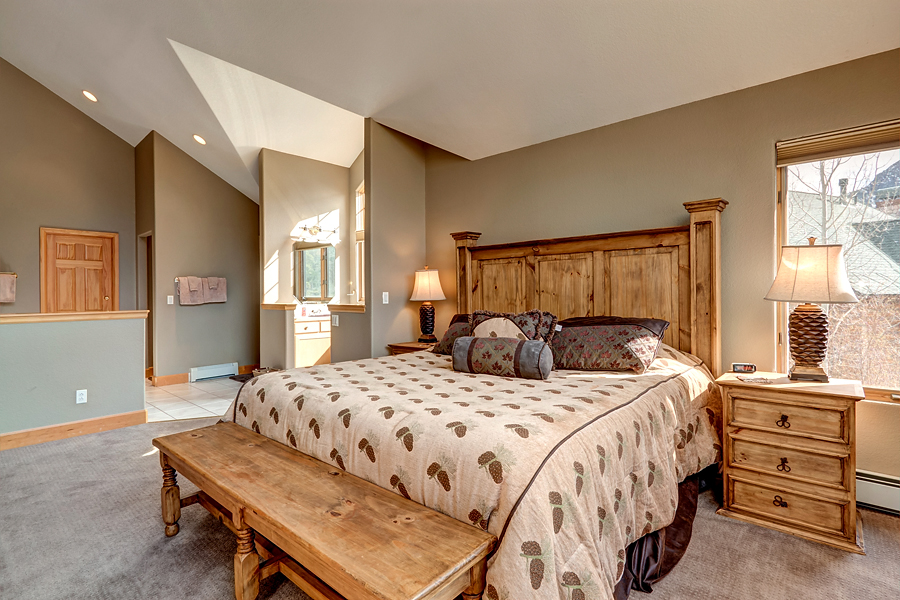 Large Five Bedroom only One Mile to Ski