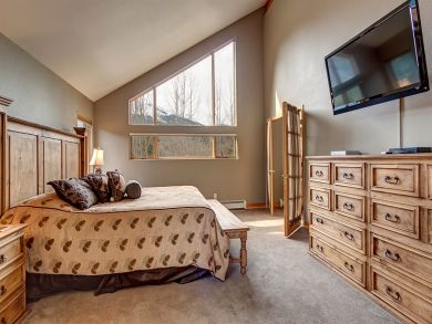 Large Five Bedroom only One Mile to Ski