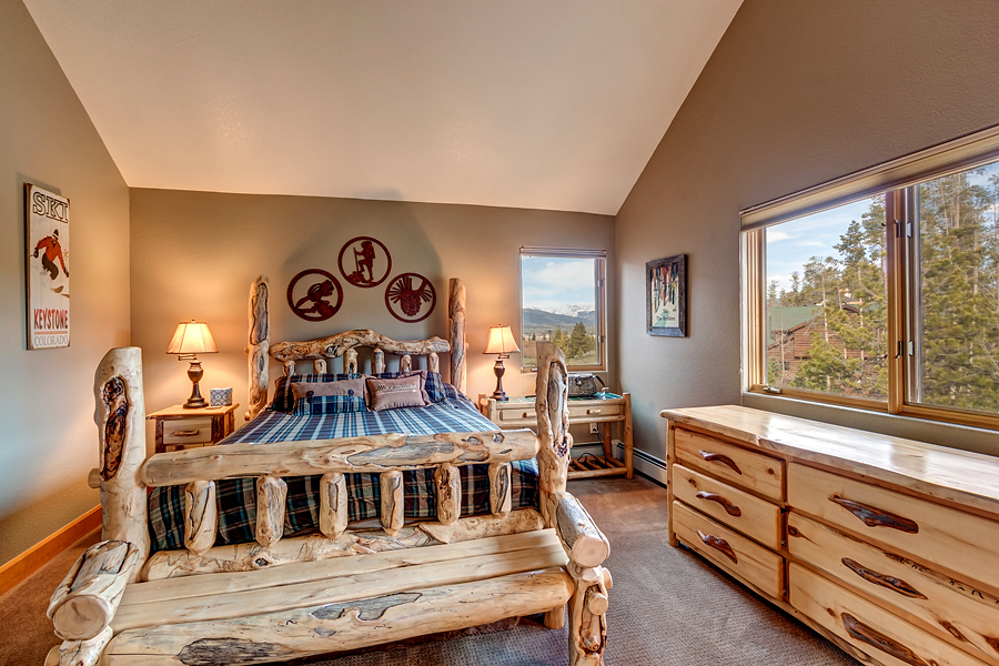 Large Five Bedroom only One Mile to Ski