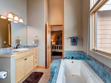 Large Five Bedroom only One Mile to Ski