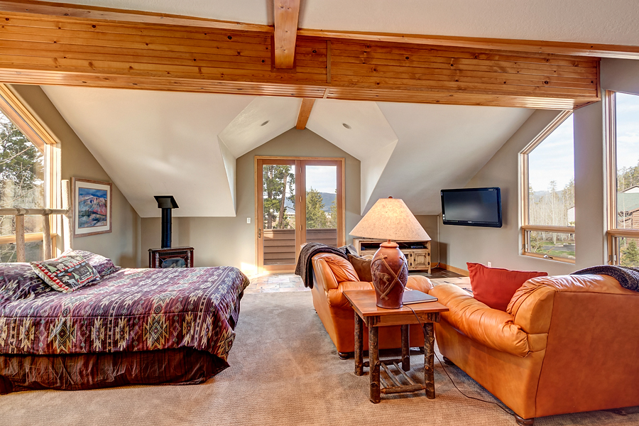 Large Five Bedroom only One Mile to Ski