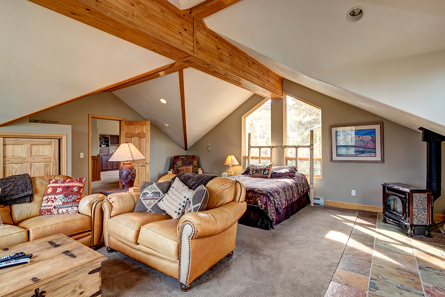 Large Five Bedroom only One Mile to Ski