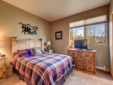 Large Five Bedroom only One Mile to Ski