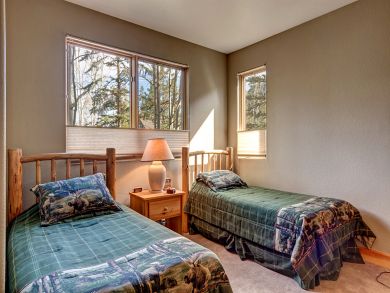 Large Five Bedroom only One Mile to Ski