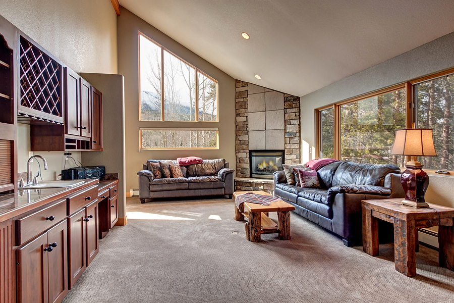 Large Five Bedroom only One Mile to Ski
