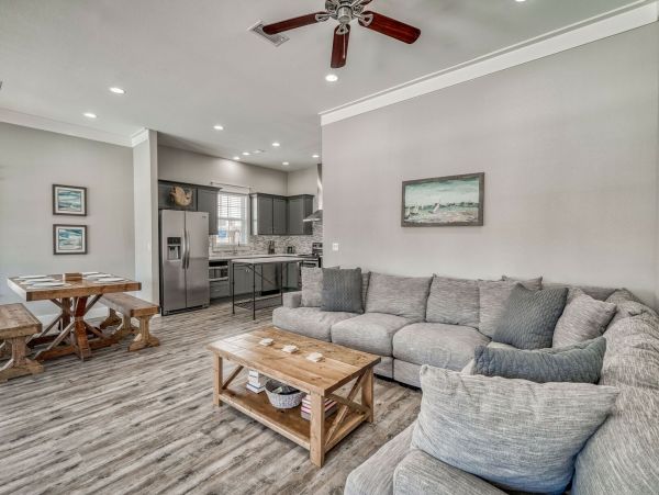 Miramar Beach Luxury Vacation Rental - 7-Bedroom Villa with Private Pool & Golf Cart