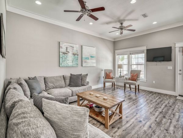 Miramar Beach Luxury Vacation Rental - 7-Bedroom Villa with Private Pool & Golf Cart