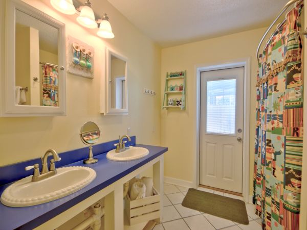 Family Cottage with Private Pool & Short 2 Min Walk to Beach