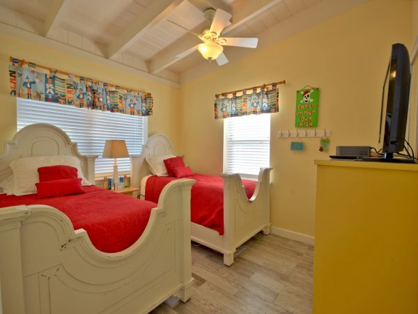 Family Cottage with Private Pool & Short 2 Min Walk to Beach