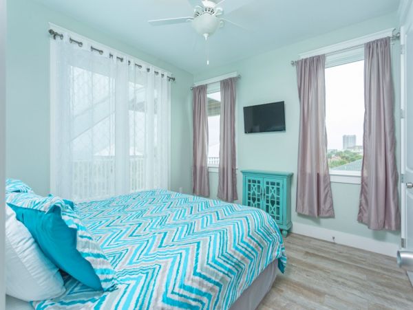 Pensacola Six Bedroom Vacation Home 50 Steps to Beach