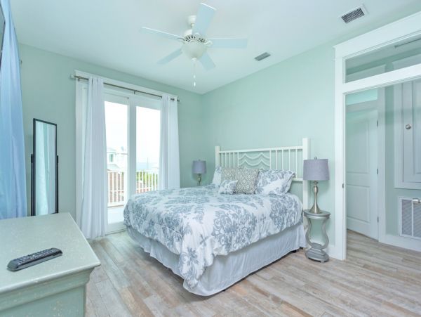 Pensacola Six Bedroom Vacation Home 50 Steps to Beach