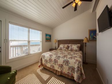 Location Location 10 Bedroom Home Sleeps 36 with Pool