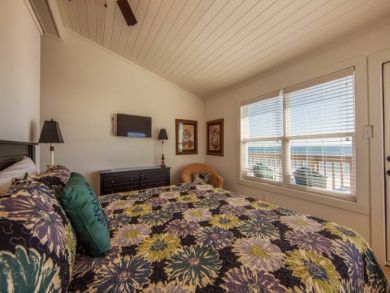 Location Location 10 Bedroom Home Sleeps 36 with Pool