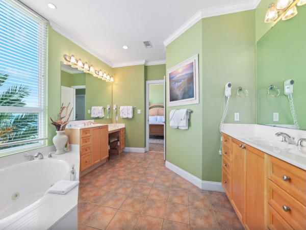 Luxury Gulf-Front 4-Bedroom Condo with Stunning Views on Pensacola Beach