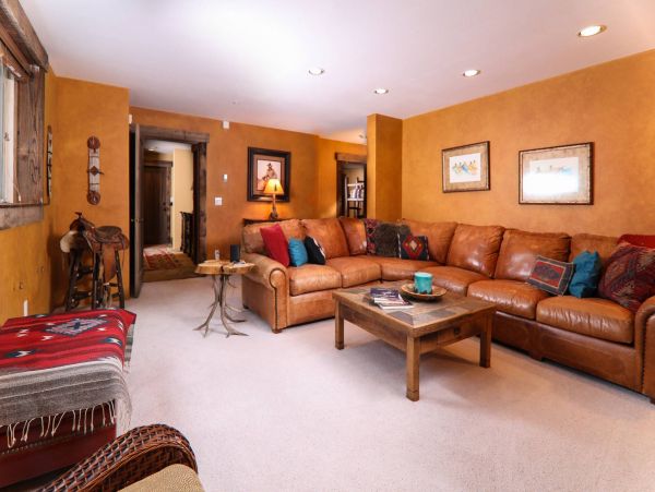 Six bedroom Mountain View Lodge With Hot Tub