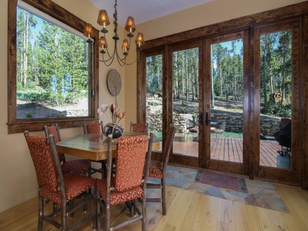 Six bedroom Mountain View Lodge With Hot Tub