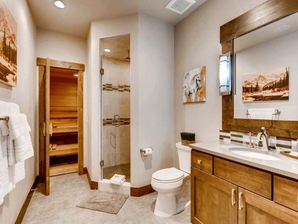 Beautiful Five Bedroom Minutes from Peak 8 Base