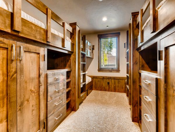 Beautiful Five Bedroom Minutes from Peak 8 Base