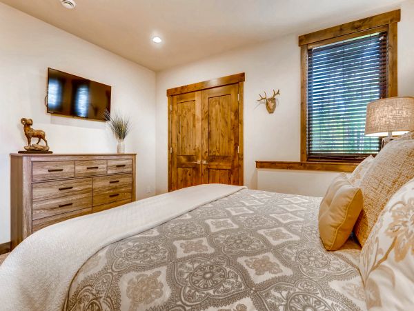 Beautiful Five Bedroom Minutes from Peak 8 Base