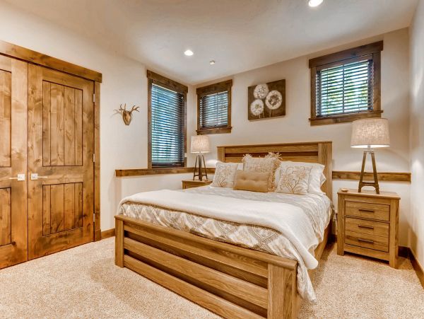 Beautiful Five Bedroom Minutes from Peak 8 Base