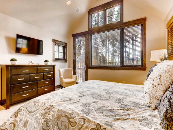 Beautiful Five Bedroom Minutes from Peak 8 Base