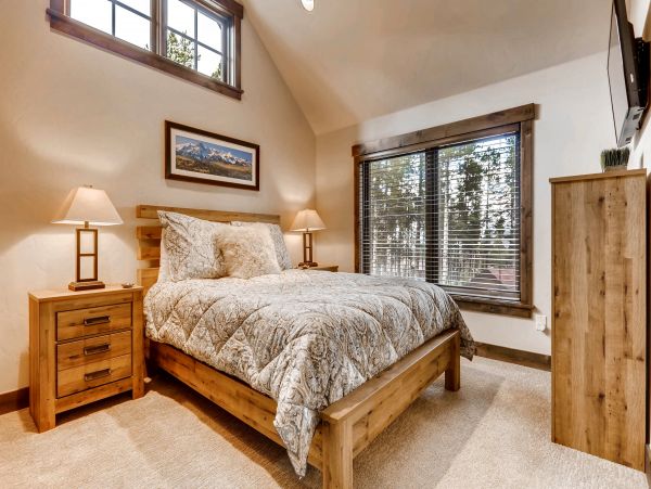 Beautiful Five Bedroom Minutes from Peak 8 Base