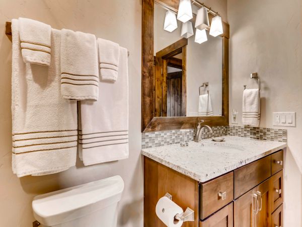 Beautiful Five Bedroom Minutes from Peak 8 Base