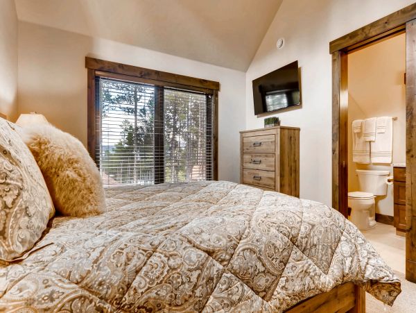 Beautiful Five Bedroom Minutes from Peak 8 Base