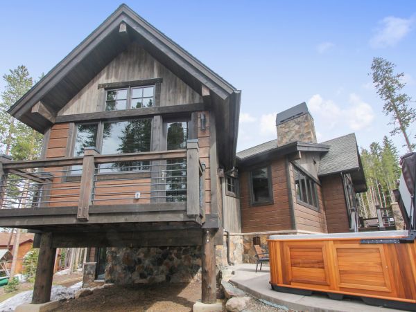 Beautiful Five Bedroom Minutes from Peak 8 Base