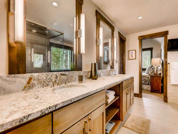 Beautiful Five Bedroom Minutes from Peak 8 Base