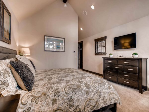 Beautiful Five Bedroom Minutes from Peak 8 Base