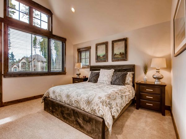 Beautiful Five Bedroom Minutes from Peak 8 Base