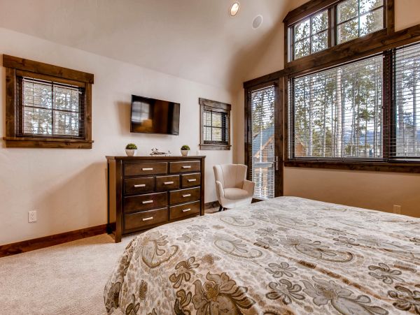 Beautiful Five Bedroom Minutes from Peak 8 Base