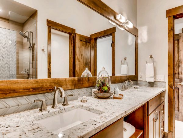 Beautiful Five Bedroom Minutes from Peak 8 Base