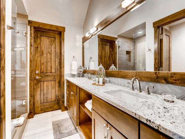 Beautiful Five Bedroom Minutes from Peak 8 Base
