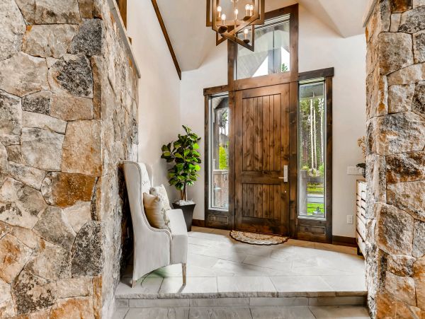 Beautiful Five Bedroom Minutes from Peak 8 Base