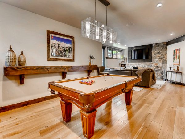 Beautiful Five Bedroom Minutes from Peak 8 Base