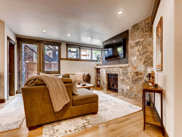 Beautiful Five Bedroom Minutes from Peak 8 Base